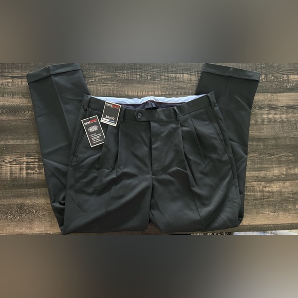 Men’s Roundtree and Yorke Travel Smart black slacks - Picture 1 of 3